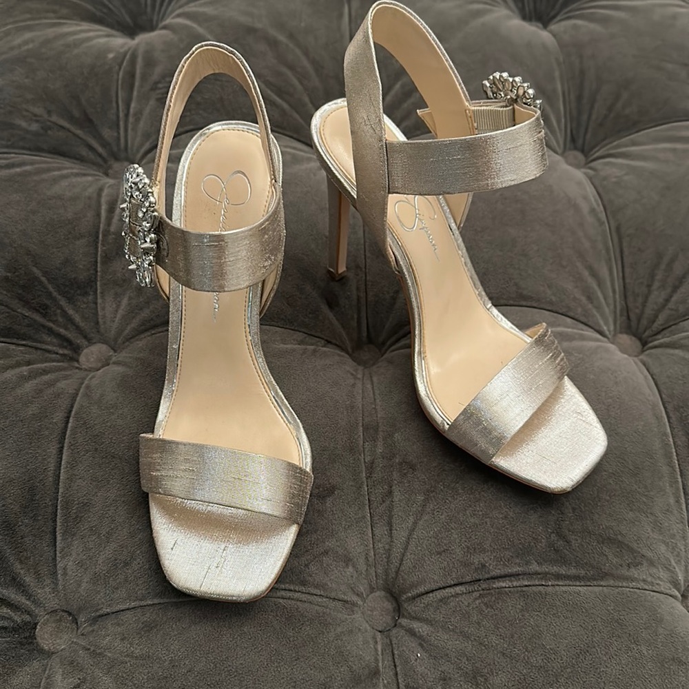 Jessica Simpson Women's Bindy Open Toed Heels 👠 Shimmer Silver 7.5M